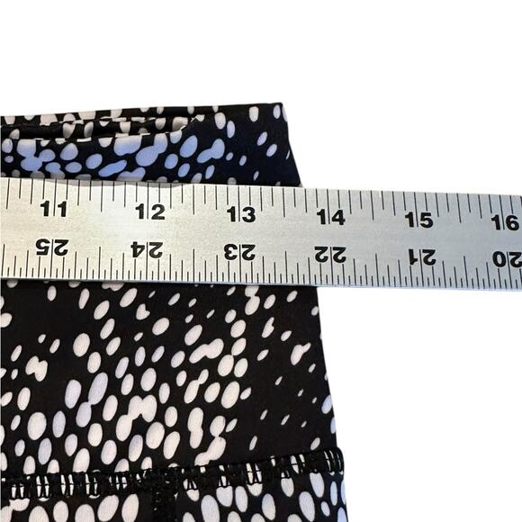 Zyia Active Women’s 6-8 Black and White Patterned Cropped Leggings - Picture 3 of 8